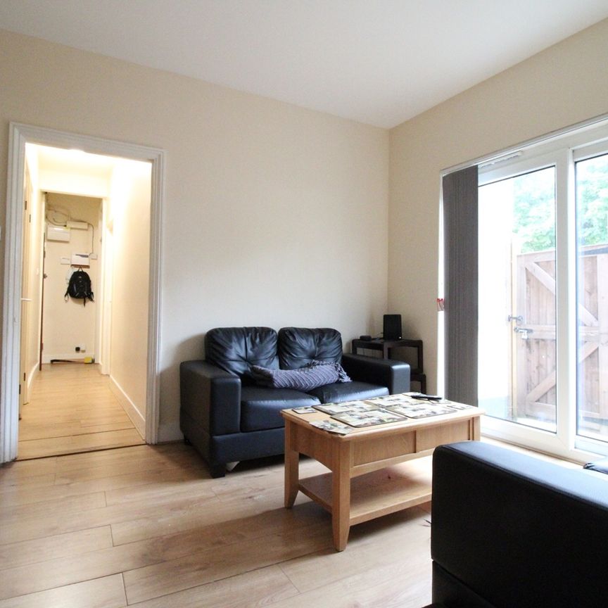 2 Bed Flat, Smallwood Road, SW17 - Photo 1