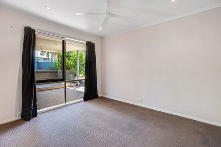 BEAUTIFUL FAMILY HOME WITH A DECK! - Photo 2