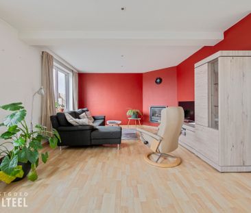 Ruim triplex appartement met 2 slaapkamers en terras. - Photo 1