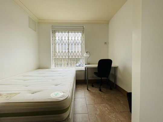 1 bedroom in a flat share to rent - Photo 1