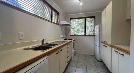 Three Bedrooms, Ngaio - Photo 3