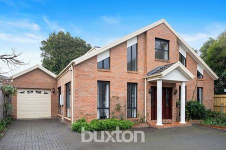 Stylish 4-Bedroom Townhouse in a Prime Rear Position - Photo 3