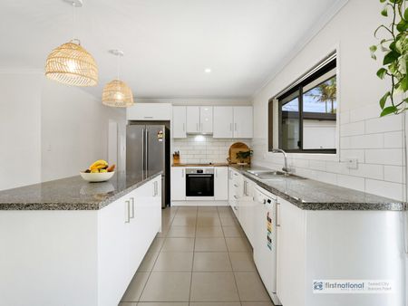 Beachside lifestyle with tropical oasis - Photo 5