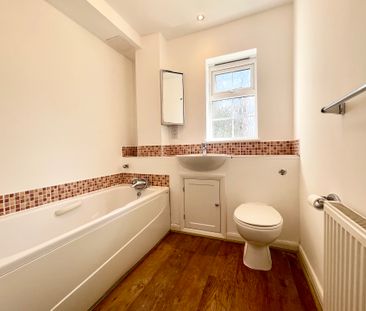 2 bedroom flat to rent Batts Hill, Redhill - Photo 1