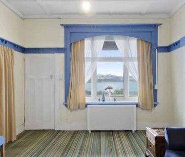 Sea views, flat lawn, close to shops & beach - Photo 2