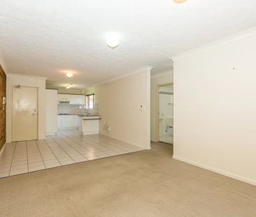 UNFURNISHED apartment on a quiet street in Ascot! - Photo 3