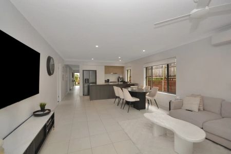 “Light, Bright & Spacious Family Home!” - Photo 2