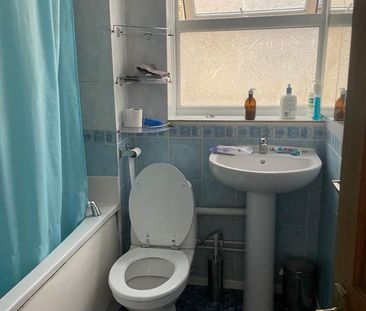 Room in a Shared House, Neville Close, SE15 - Photo 6