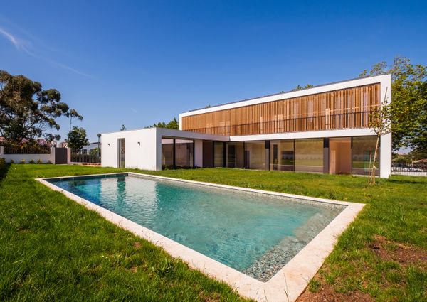 Moradia T6 de arquitetura moderna inserida no Golfe de Oeiras