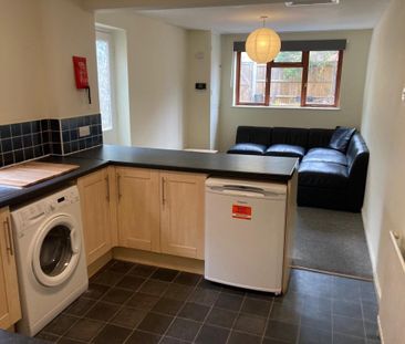 5 Bed Terraced House, Milton Road, SO15 - Photo 5