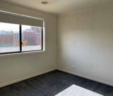 Ideal Family Home in popular Lake Gardens location. - Photo 3