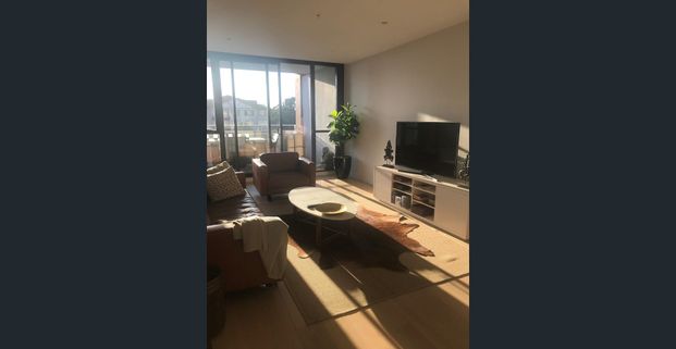 Modern apartment in highly sought-after location with generous balcony - Photo 1