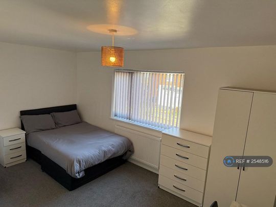 1 bedroom in a house share to rent - Photo 1