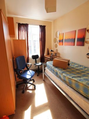 4 bedroom end of terrace house to rent - Photo 1