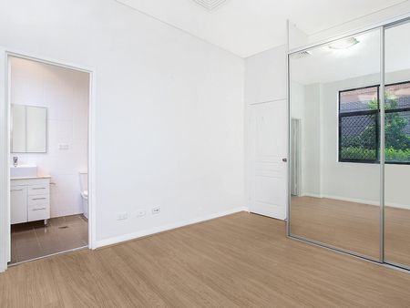 Spacious Two Bedroom Apartment with Convenient Lifestyle - Photo 3