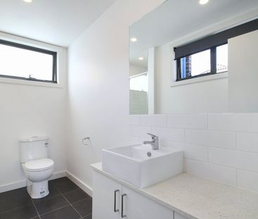 Elegant 3-Bedroom Home with Private Ensuites & Air Conditioning! - Photo 1