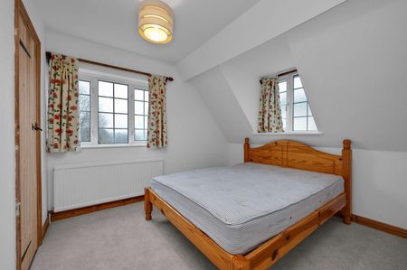 Located in an exclusive Guildford location and close to fantastic riding/walking country, a detached four bedroom property within a short drive from town centre and stations. - Photo 4