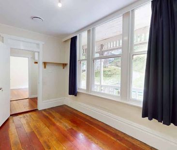 Spacious 5-Bedroom Family Home - Photo 2
