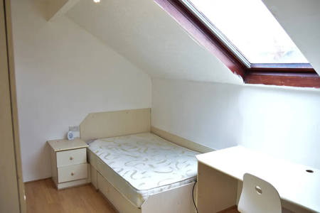 5 Bed - 67 Headingley Avenue, Headingley, Leeds - LS6 3ER - Student - Photo 3