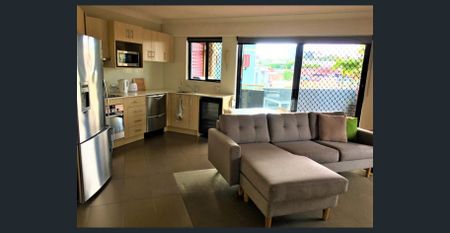 ENTERTAINERS DELIGHT! SPACIOUS & MODERN PARTLY FURNISHED APARTMENT - Photo 2