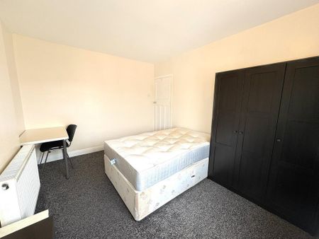 4 bedroom terraced house to rent - Photo 4