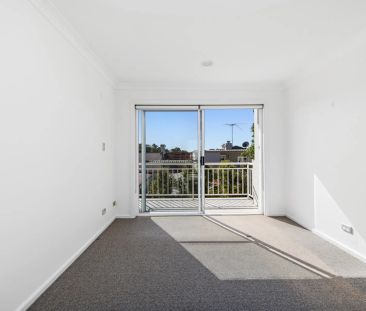 An easy-care retreat in a stylish townhouse - Photo 6