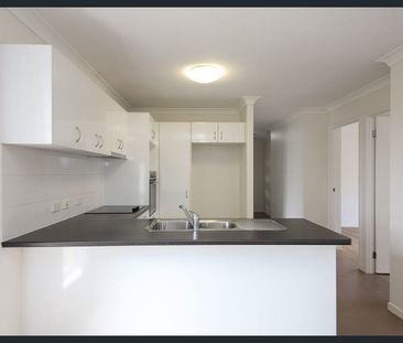 Spacious & Modern 3-Bedroom Unit in Prime Wynnum West Location - Photo 5