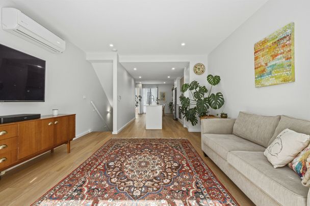 Charming Coombs Townhouse! - Photo 1