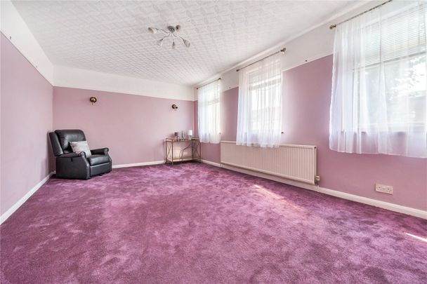 Russell Road, N13, London - Photo 1