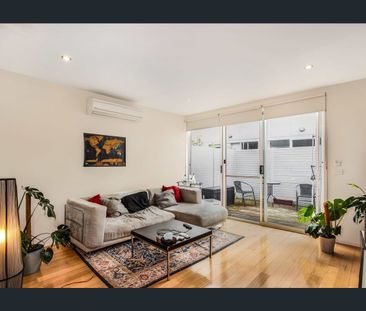 Triple Storey - 2 Bedroom + Study! - Photo 1