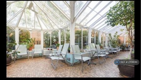 1 bedroom in a flat share to rent - Photo 2