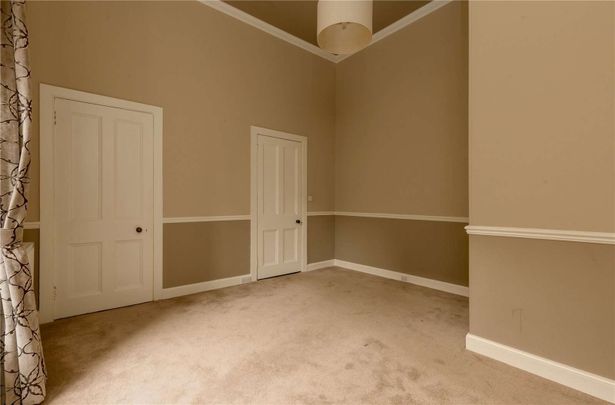 A stunning four bedroom main door apartment, available on an unfurnished basis. - Photo 1