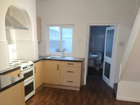 Terraced House to rent on - Photo 2