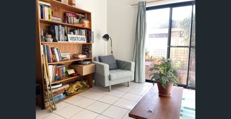 Breezy, Light-Filled Townhouse Moments From the Beach, Cafes, Shops, & Station - Photo 3