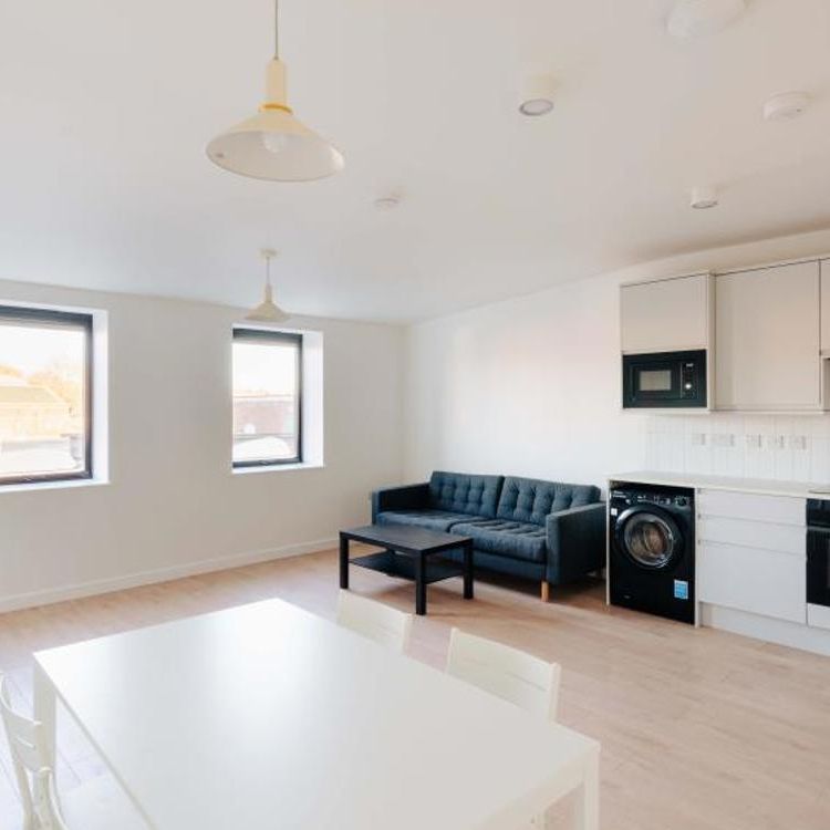 A brand new, high-spec one-bedroom flat in vibrant Bristol, offering modern open-plan living, underfloor heating, built-in storage, energy efficiency, and excellent access to public transport, shops, parks, and city amenities—ideal for couples seeking urban comfort. - Photo 1