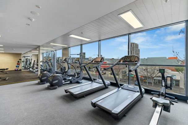 STYLISH, MODERN AND FURNISHED 3 BEDROOMS APARTMENT IN EXCEPTIONAL LIFESTYLE - Photo 1