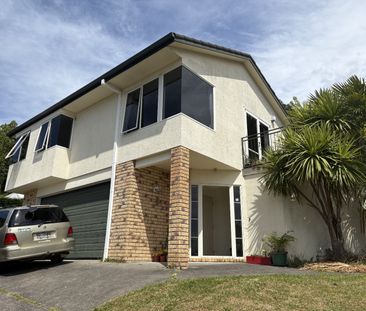 Spacious Family Home With Views - Bellevue - Photo 1