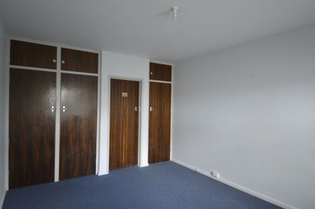 Available Now – 1-Bedroom Flat with Freshly Painted Interior - Photo 3