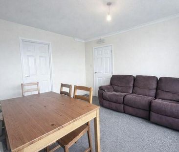 4 bedroom semi-detached house to rent - Photo 2