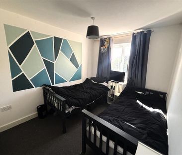 3 bedroom end of terrace house to rent - Photo 2