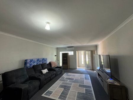 Spacious Ground Floor 2-Bedroom Apartment Close to Amenities - Photo 4