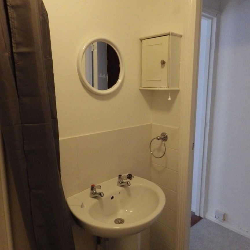 Studio Flat, Tremona Court, SO16 - Photo 1