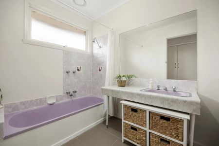 Immaculate Family Home on 712m² (Approx.) in a Prime Location for lease! - Photo 2