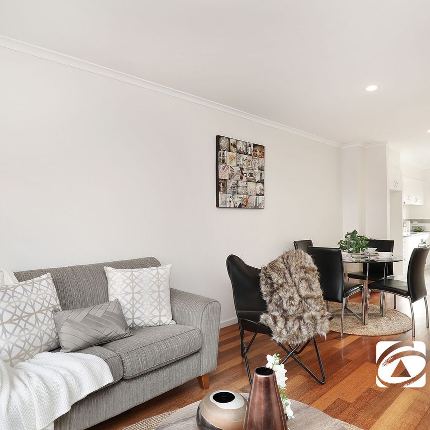Stylish Three-Storey Townhouse in Prime Location! - Photo 1