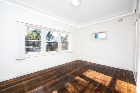 30 Sugarloaf Crescent, Castlecrag NSW 2068 - House For Rent | Domain - Photo 5