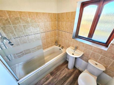 2 Bedroom Flat to Rent in Kings Road, Rushden, Northants, NN10 - Photo 3
