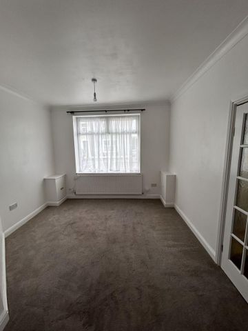 3 bedroom end of terrace house to rent - Photo 3