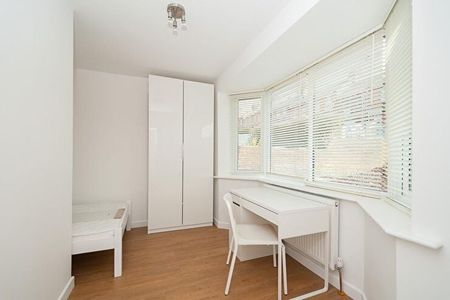 6 Bed End Terrace, Nesbitt Road, BN2 - Photo 3