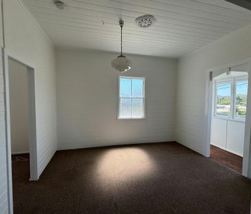 NEAT AND WELL PRESENTED 3 BEDROOM QUEENSLANDER - Photo 2