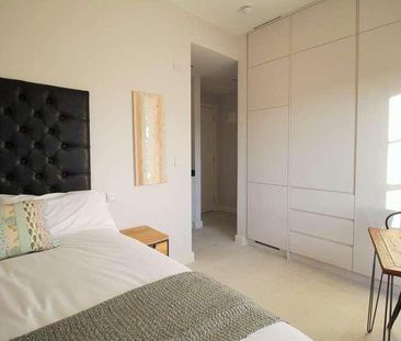 Horse Fair, Banbury, OX16 - Photo 2